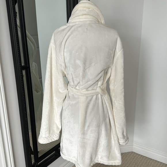 DKNY white furry robe euc size small - Picture 3 of 4